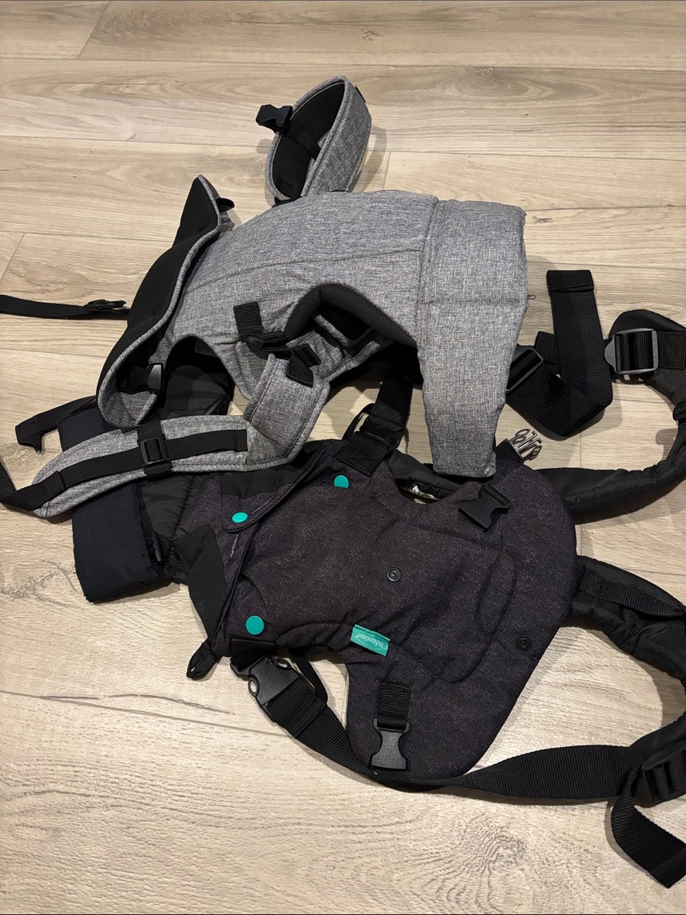 Two baby carriers Dreambaby Infantino